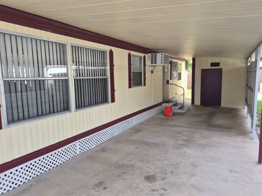 PRICED TO SELL FAST - SPACIOUS 1970 MOBILE HOME WITH FLORIDA - photo 4