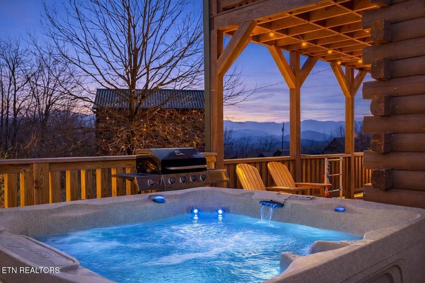 A Spacious Smoky Mountain Lodge with Panoramic Views &amp; Expansive - photo 2