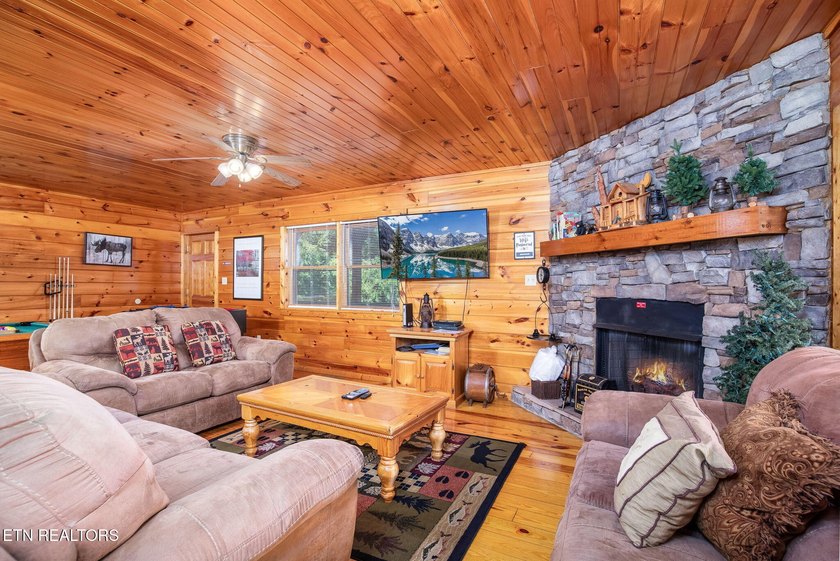 A Spacious Smoky Mountain Lodge with Panoramic Views &amp; Expansive - photo 7