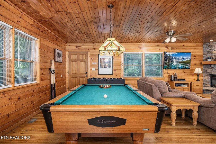 A Spacious Smoky Mountain Lodge with Panoramic Views &amp; Expansive - photo 9