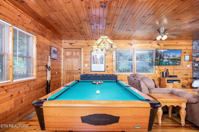 A Spacious Smoky Mountain Lodge with Panoramic Views &amp; Expansive - photo 10