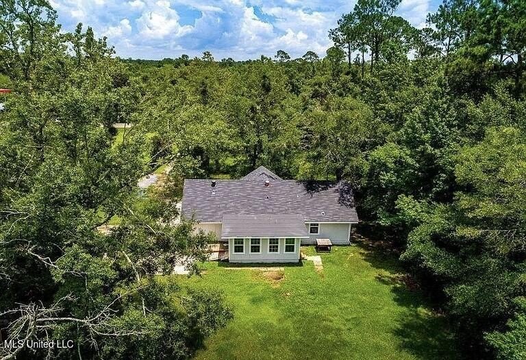 Welcome to 6535 Lakeshore Drive, where comfort and location come - photo 9