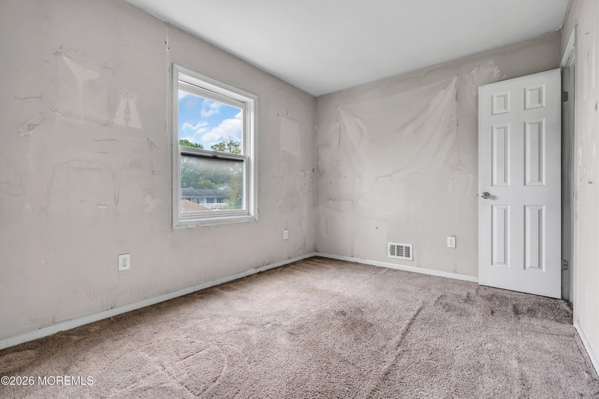 Endless potential in this 4-bedroom, 1.5-bath home offering a - photo 14