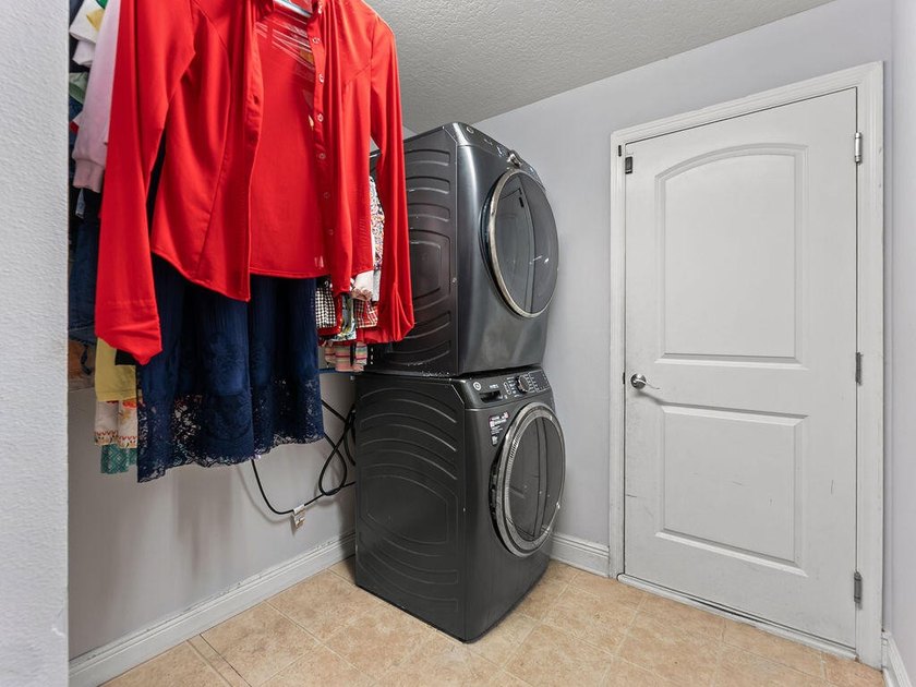 Welcome to this stunning and meticulously maintained 4-bedrm + - photo 4