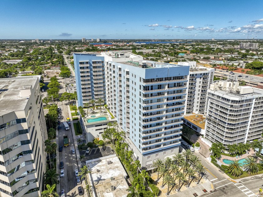 Beautifully updated corner-unit penthouse just steps to the - photo 2