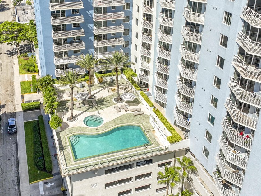 Beautifully updated corner-unit penthouse just steps to the - photo 3