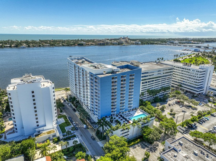 Beautifully updated corner-unit penthouse just steps to the - photo 4