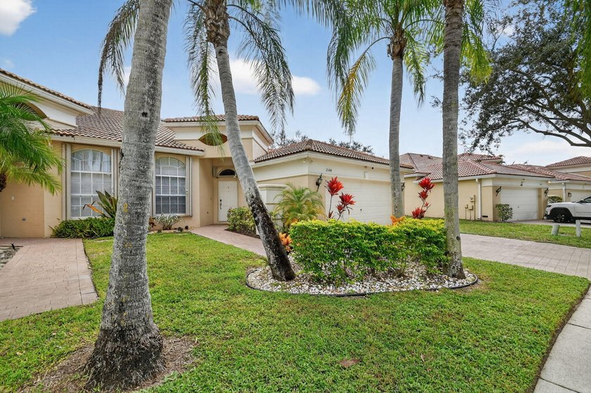 Welcome to this beautiful townhome in the highly desirable - photo 2