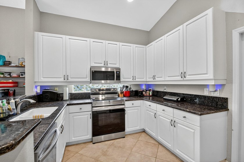 Welcome to this beautiful townhome in the highly desirable - photo 7