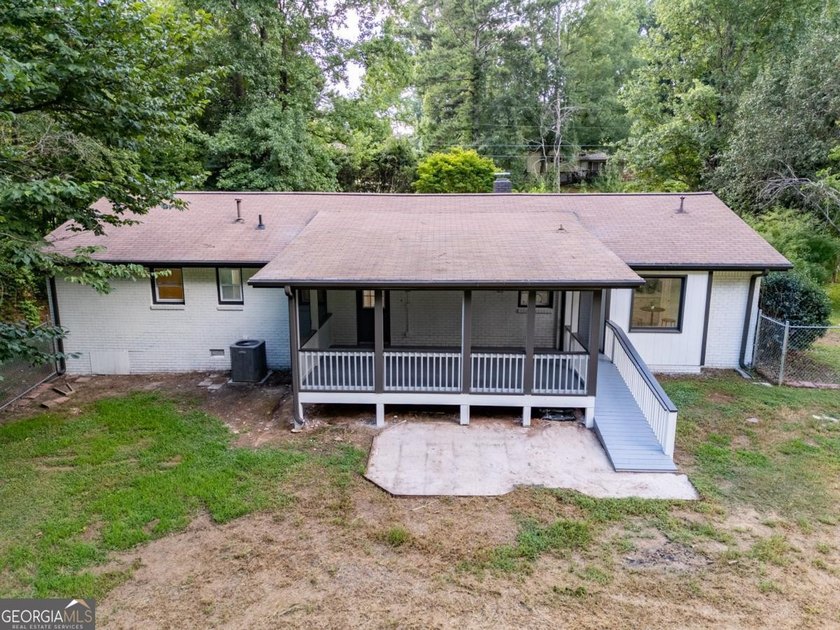 Beautifully renovated 3-bedroom, 2-bath brick ranch on nearly - photo 31