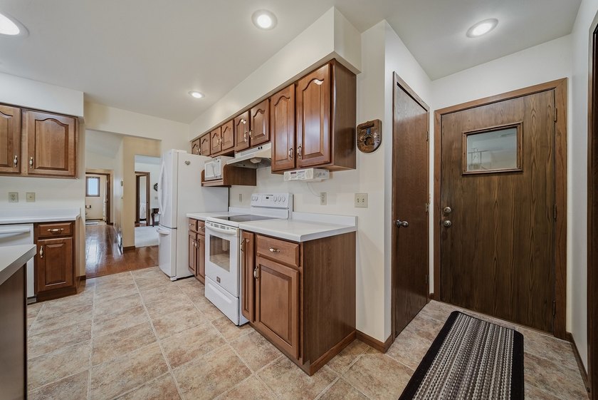 Beautifully maintained and set on a corner lot, this ranch-style - photo 15