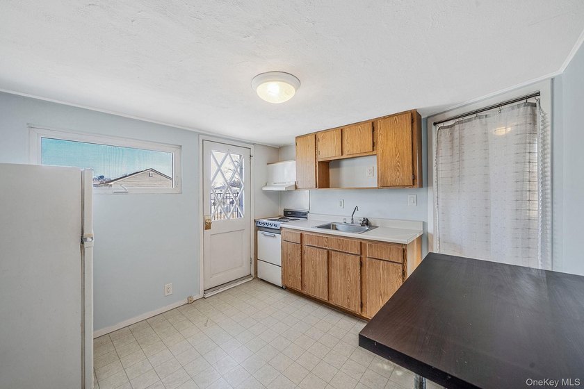 Welcome to this beautifully maintained 3 bedroom, 2 full - photo 22