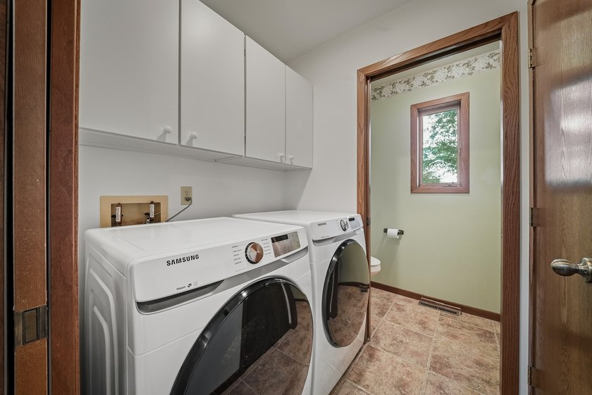 Beautifully maintained and set on a corner lot, this ranch-style - photo 29