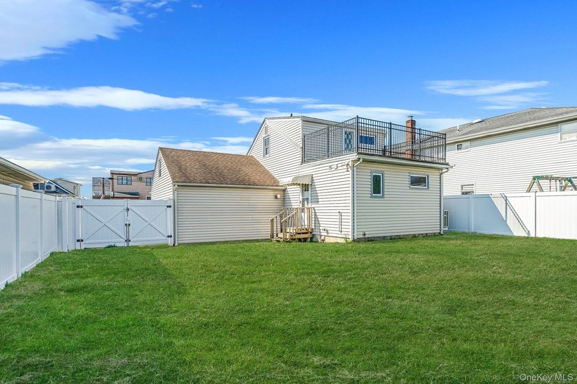 Welcome to this beautifully maintained 3 bedroom, 2 full - photo 30