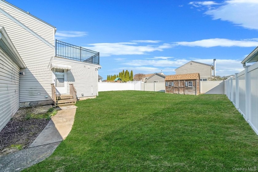 Welcome to this beautifully maintained 3 bedroom, 2 full - photo 32