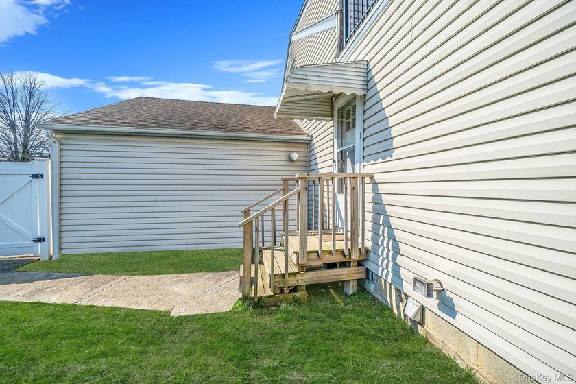 Welcome to this beautifully maintained 3 bedroom, 2 full - photo 33