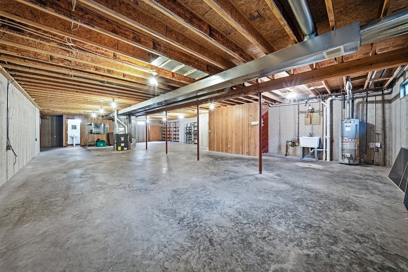 Beautifully maintained and set on a corner lot, this ranch-style - photo 33
