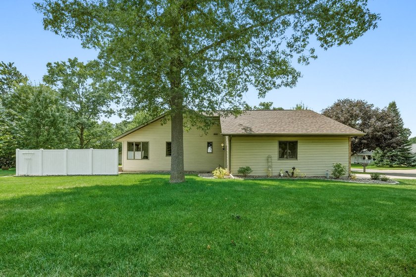 Beautifully maintained and set on a corner lot, this ranch-style - photo 37