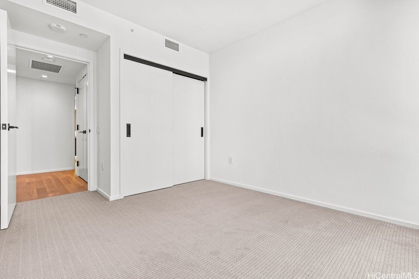 Welcome to Unit 1402 at The Park Ward Village beautifully - photo 17