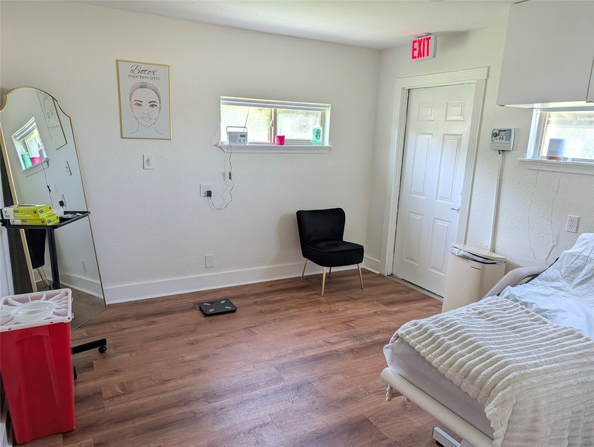 Versatile Commercial Property with Flexible Multi-Tenant or - photo 13