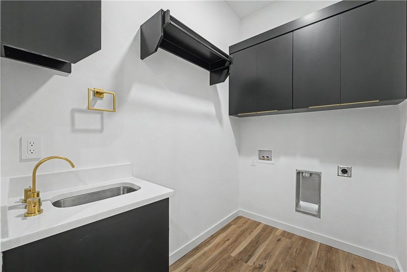 Welcome to 1 Taransay Drive, where contemporary design meets - photo 33