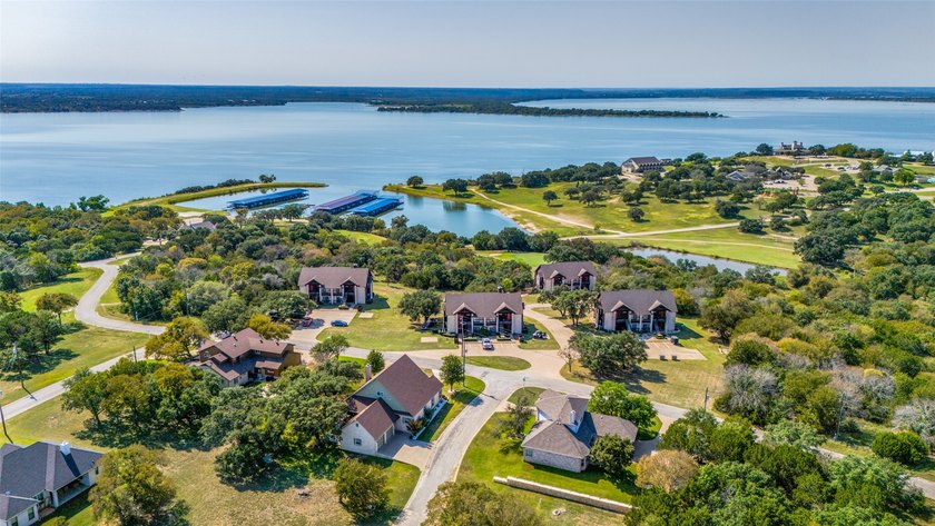 Lake Views!!!! This exquisite custom-built home epitomizes lake - photo 2
