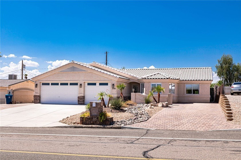Looking for a move-in ready home or a solid  investment? This - photo 2