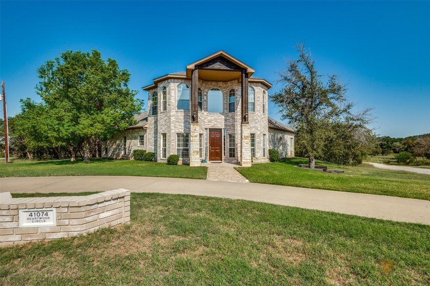 Lake Views!!!! This exquisite custom-built home epitomizes lake - photo 3