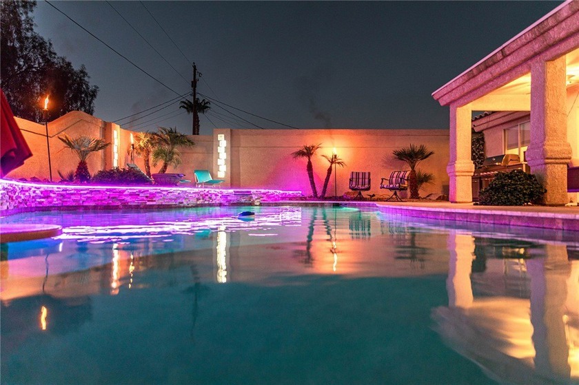 Looking for a move-in ready home or a solid  investment? This - photo 3