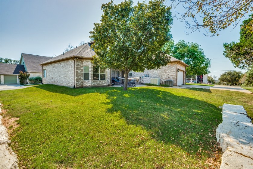 Lake Views!!!! This exquisite custom-built home epitomizes lake - photo 7