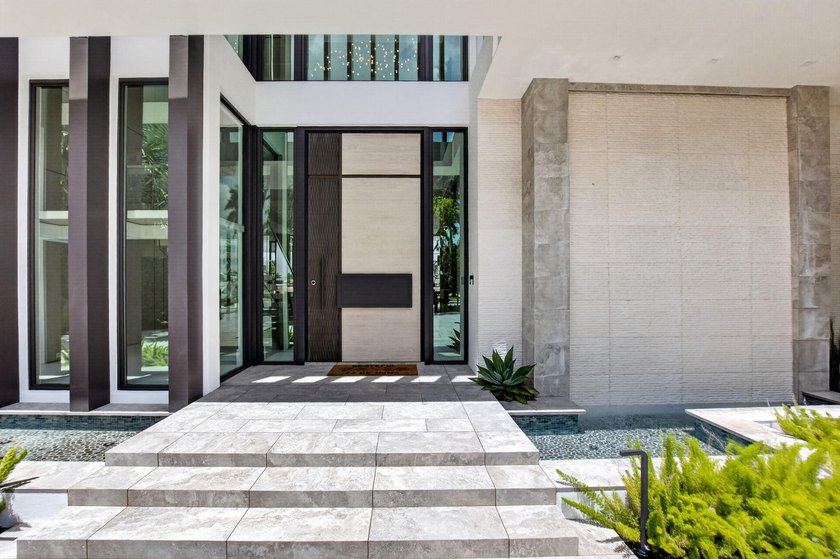Striking contemporary waterfront estate, perfectly positioned to - photo 2