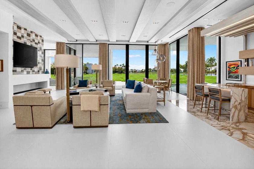 Striking contemporary waterfront estate, perfectly positioned to - photo 5