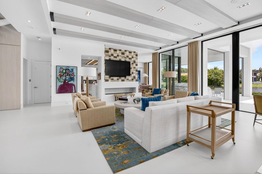 Striking contemporary waterfront estate, perfectly positioned to - photo 6