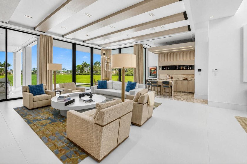 Striking contemporary waterfront estate, perfectly positioned to - photo 7