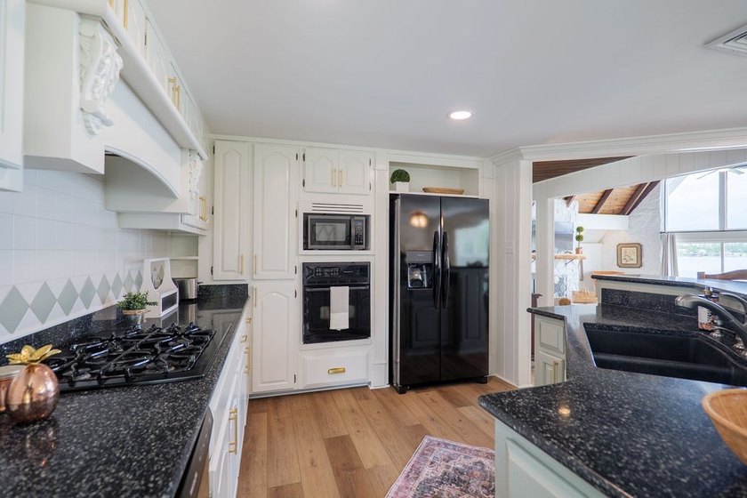 Just in time for summer-this stunning, fully renovated lakefront - photo 22
