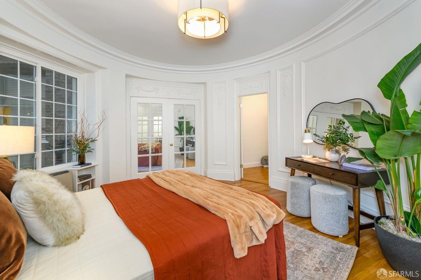 Stunning &amp; sophisticated, this rear-facing flat in a classic - photo 6