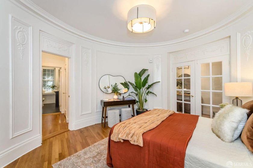 Stunning &amp; sophisticated, this rear-facing flat in a classic - photo 7
