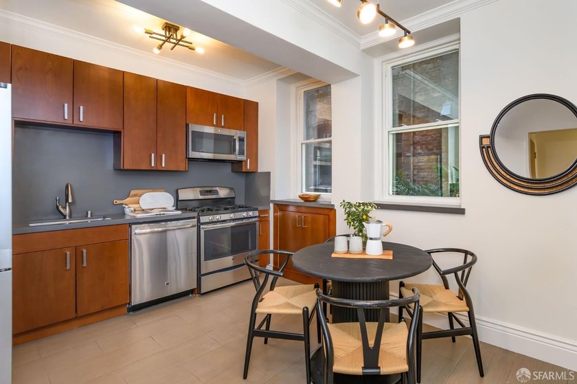 Stunning &amp; sophisticated, this rear-facing flat in a classic - photo 8