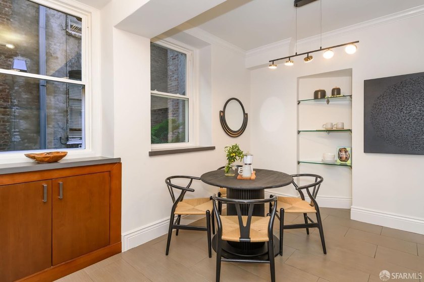 Stunning &amp; sophisticated, this rear-facing flat in a classic - photo 10