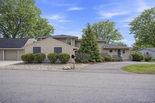 Experience magnificent lakefront living with 125* of waterfront - photo 2