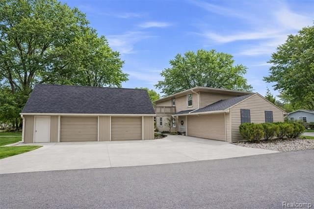 Experience magnificent lakefront living with 125* of waterfront - photo 3