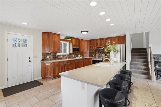 Experience magnificent lakefront living with 125* of waterfront - photo 4
