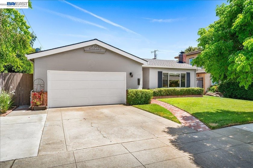 Freshly updated with new interior and exterior paint, the home - photo 3