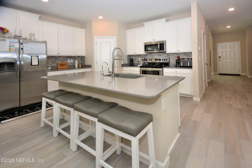 PRICE REDUCTION! This is a beautifully maintained 3-bedroom - photo 4