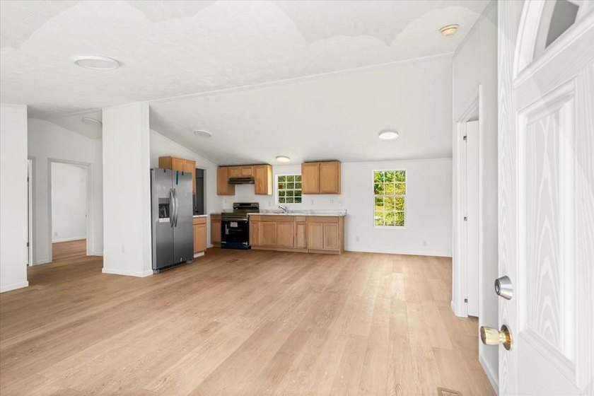 BACK ON THE MARKET AT NO FAULT TO SELLER Spacious double-wide - photo 4
