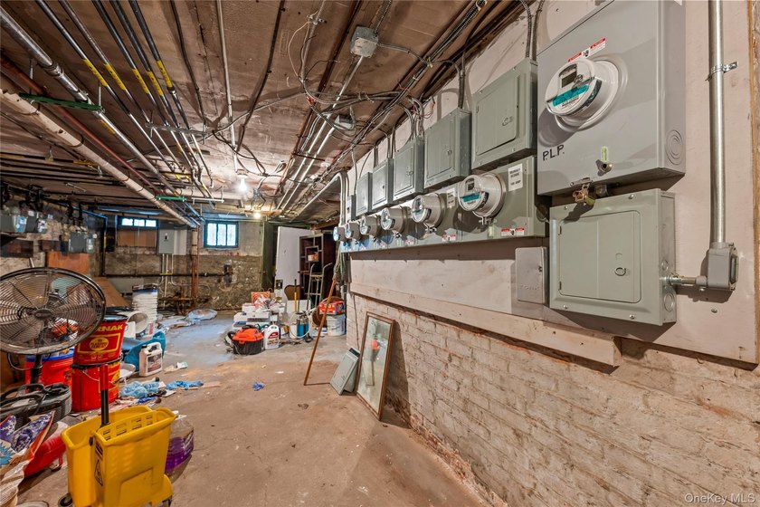 Well maintented 5,712 sqft big six family at the center of - photo 13