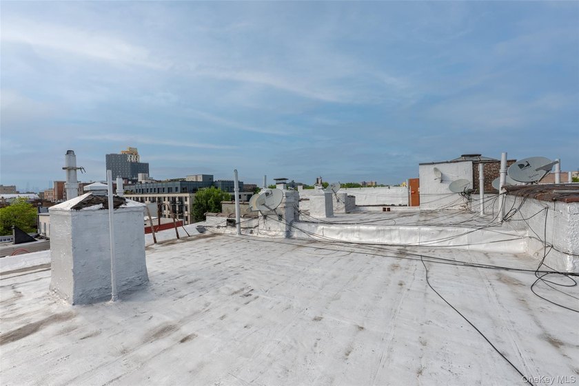 Well maintented 5,712 sqft big six family at the center of - photo 16
