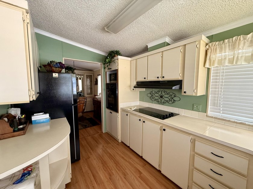 Welcome to this charming 2-bedroom, 2-bathroom manufactured home - photo 17