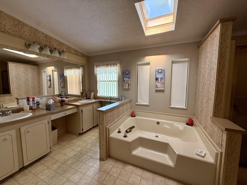 Welcome to this charming 2-bedroom, 2-bathroom manufactured home - photo 33