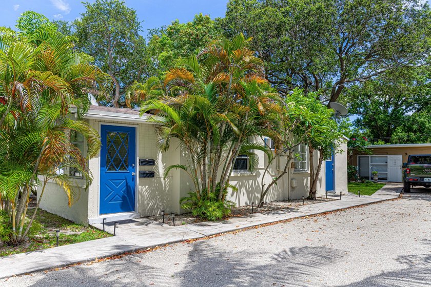 2 separate units. 2bed 1 bath front house, 1 bed 1 bath plus den - photo 3